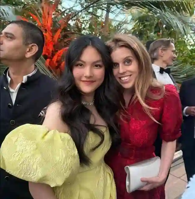 49岁李湘英国看马赛，母女俩穿透视装引热议，被嘲像两个老姐妹