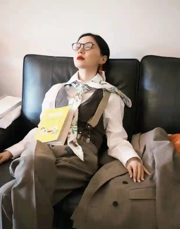 被金靖这组复古造型惊艳到！喜剧人秒变文艺女神~