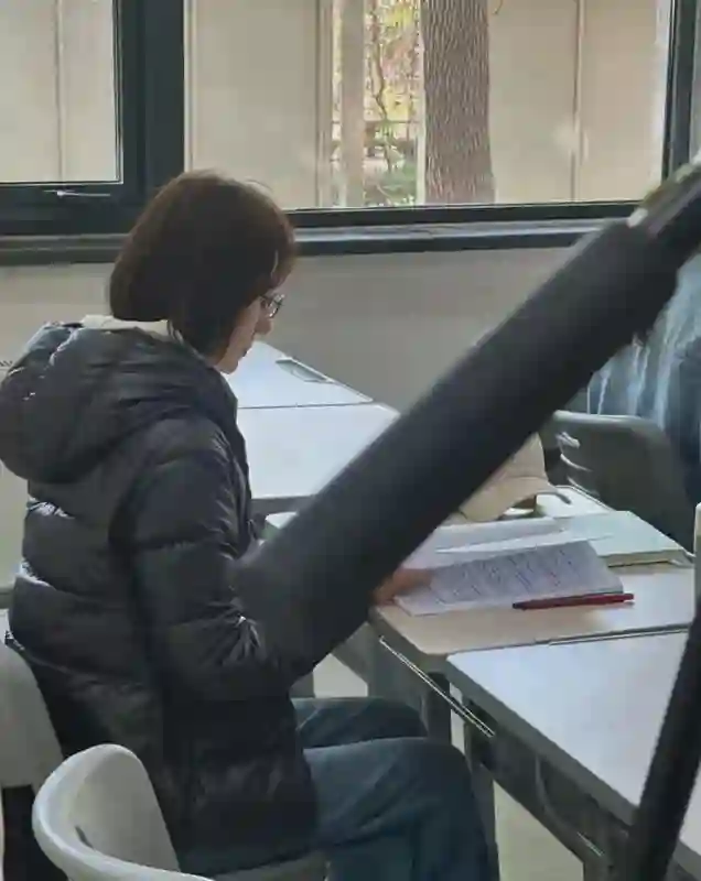 47岁袁泉中戏被偶遇，素颜造型竟然比化妆更惊艳！