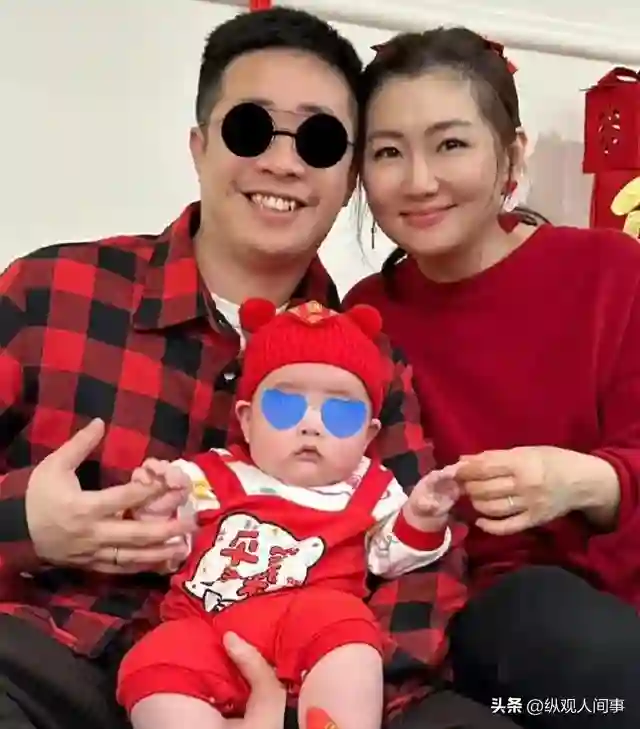 陈嘉桦日本被偶遇，双腿跪着喂儿子吃面，穿着清凉露内衣毫不在意