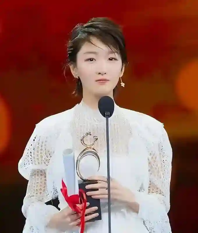 这是周冬雨？直接换了个头一样，美是美了却丢了辨识度