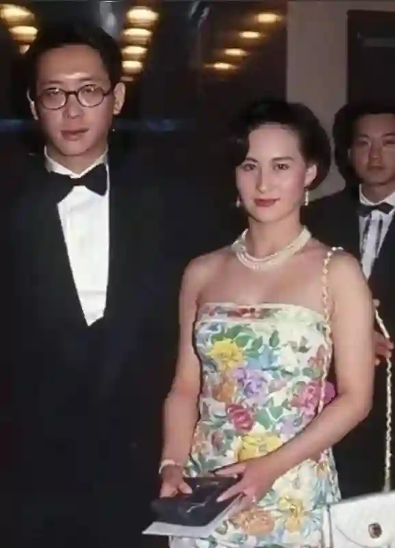 难怪让陈百强念念不忘多年，原来年轻时的何超琼，颜值还真不低