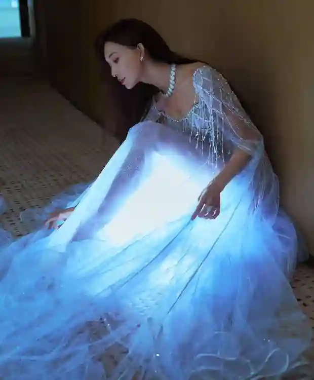 林志玲穿珠链仙女裙闪耀全场，温柔姐姐氛围感拉满