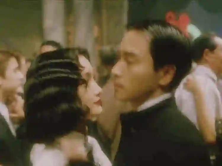 周迅又矮又瘦到底算不算美女？看她年轻照片，才知美人在骨不在皮