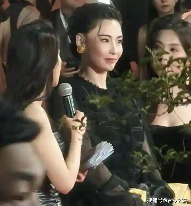 张柏芝出席活动颜值崩塌？眼睛一大一小很怪异，网友：变大小眼了