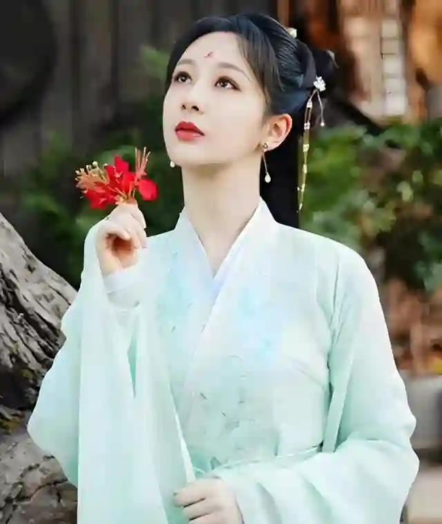 杨紫算不算顶级大美女？看看她和杨幂、张柏芝的合照，就有答案了