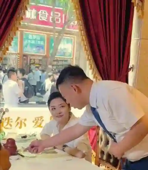 57岁周涛现身哈尔滨，表情严肃像领导，脸型消瘦，手捧巨型冰淇淋