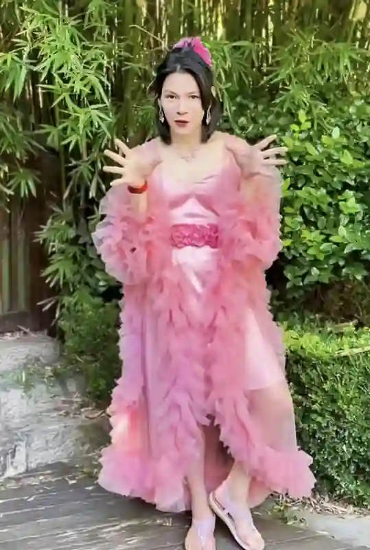 从透视装到金属抹胸，向佐的“猎奇路”越走越宽，网友心疼郭碧婷