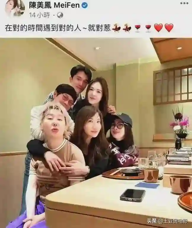 邱泽携妻逛街秀恩爱，许玮甯包臀裙展美腿，纤细修长白到发光
