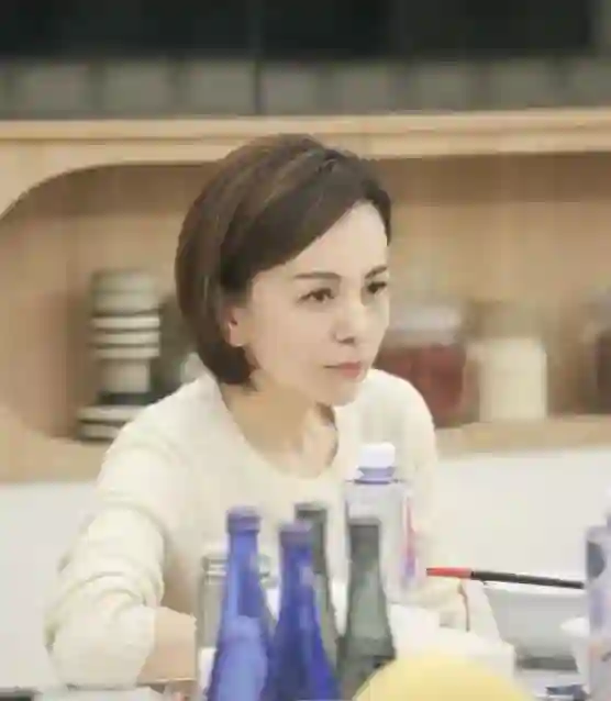 38岁王子文和儿子手拉手露面，12岁豆芽身高赶上妈，气质憨厚随父