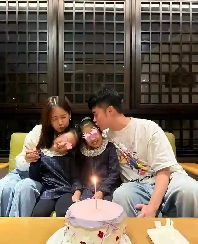 陈赫为妻子打码，41岁张子萱素颜美，网友炸锅：谁顶得住啊