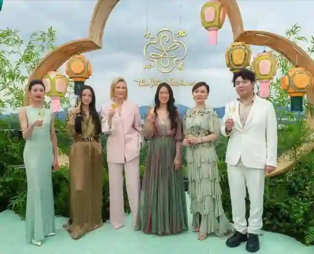 这一夜，胸下垂还穿深V的刘嘉玲，在“长裙裹身”的汤唯面前尴尬