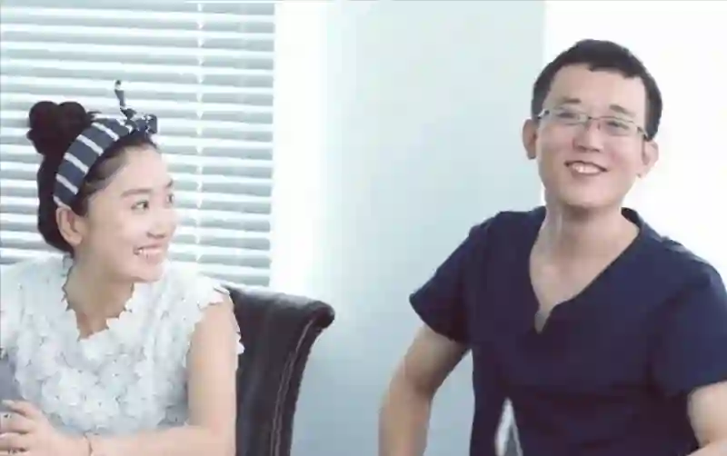 普思传奇玲花在演唱会上深鞠躬道歉，无一人退票，曾毅偷偷抹眼泪