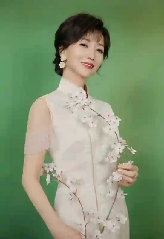 赵雅芝71岁穿旗袍如画中仙！古韵旗袍配优雅气质，岁月不败美人