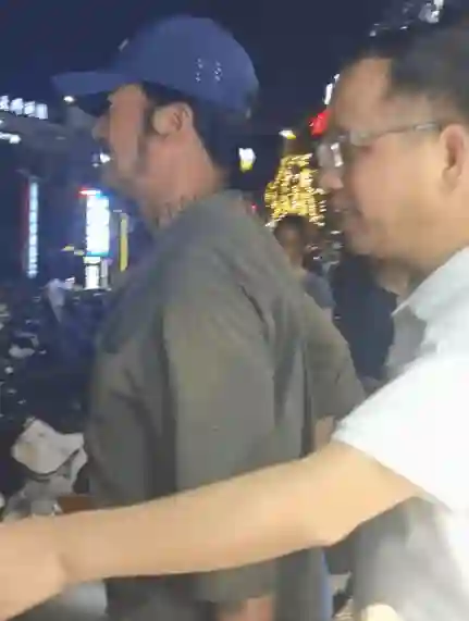 吴京携儿子南宁撸串！鸭舌帽配小辫造型随性，父子撸串画面超接地气