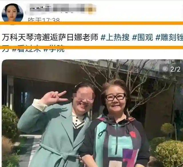56岁萨日娜近况曝光！定居烟台，素颜很低调，头发花白老了好多