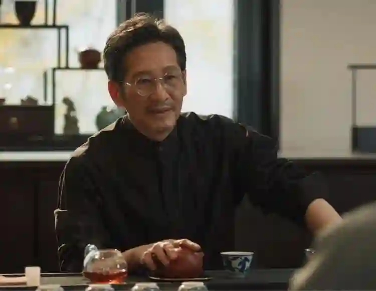 没儿没女没退路，王劲松苦熬30年，凭啥在演技圈“杀疯”了？