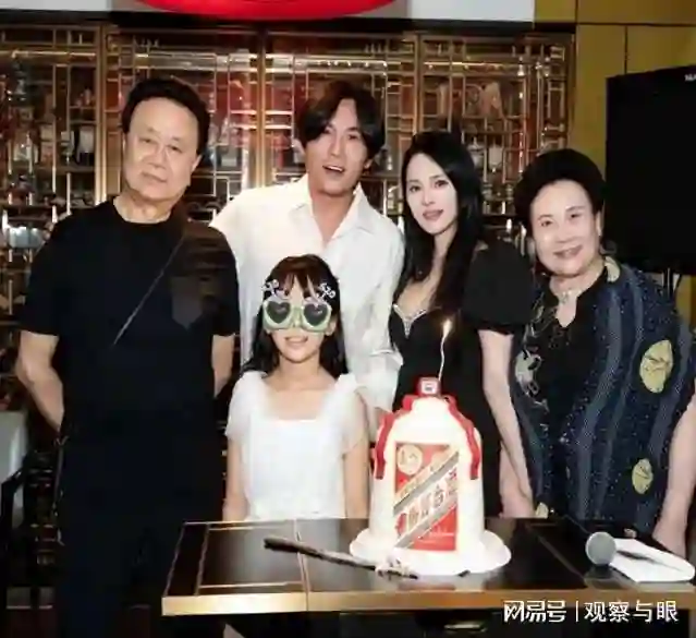 伊能静全家去灵隐寺祈福，秦昊罕见露面，住1万块一晚的豪华酒店
