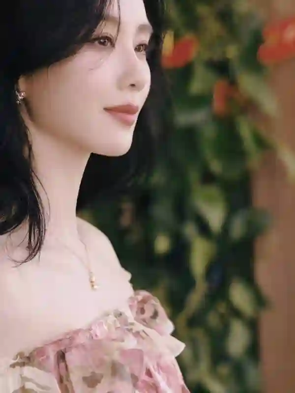刘诗诗印花露肩裙造型惊艳，尽显灵动甜美
