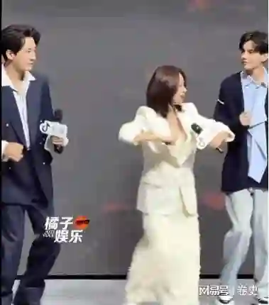 仅仅2个月像换了个人，产后复出的吴谨言，终究是走了杨幂的老路