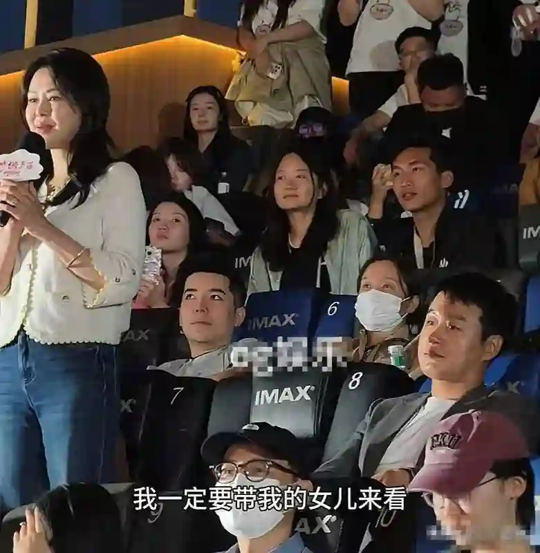 关悦变样，脸部略肿，法令纹显现，网友：自然衰老也不错