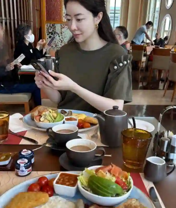 熊黛林44岁素颜早餐照，冻龄魅力尽显，网友：有钱真好