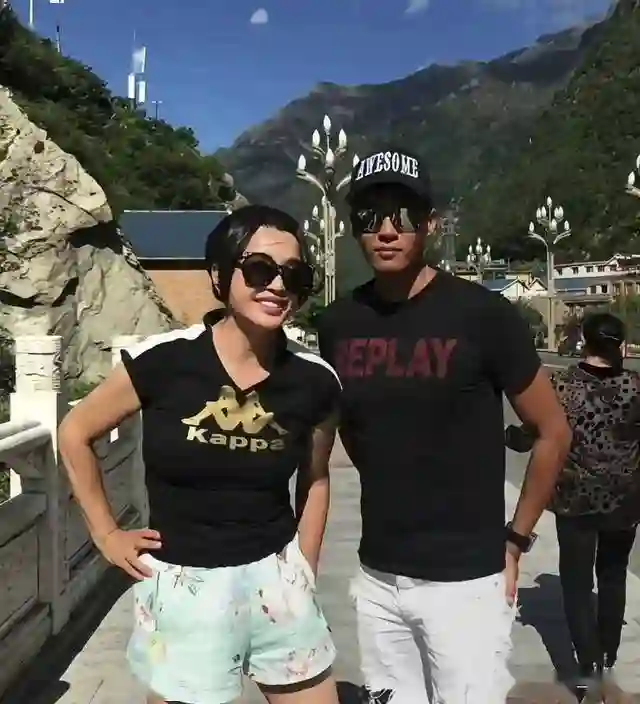 刘晓庆和经纪人一起合影，俩人看起来像母子，网友：比她男友帅