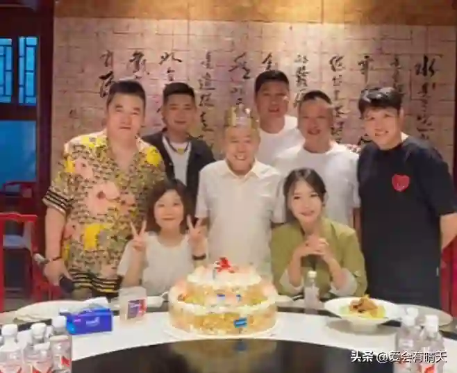 潘长江过68岁生日，饭菜很一般，五粮液直接摆上桌，徒弟来了不少