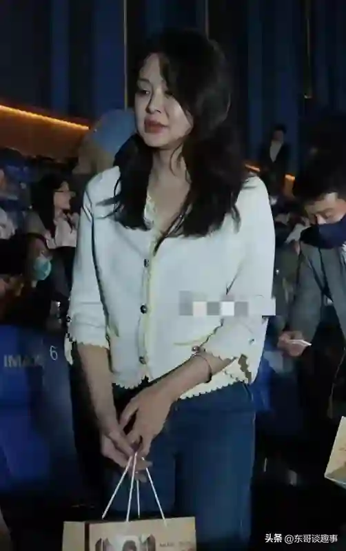 佟大为老婆关悦的脸好吓人，肿成了奶白馒头，脸上打了多少针呀？