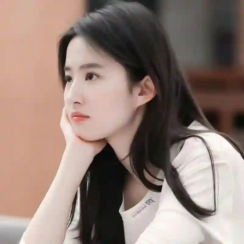 刘亦菲15岁爆红被骂“变性人”的20年单亲女孩如何逆袭成国际巨星