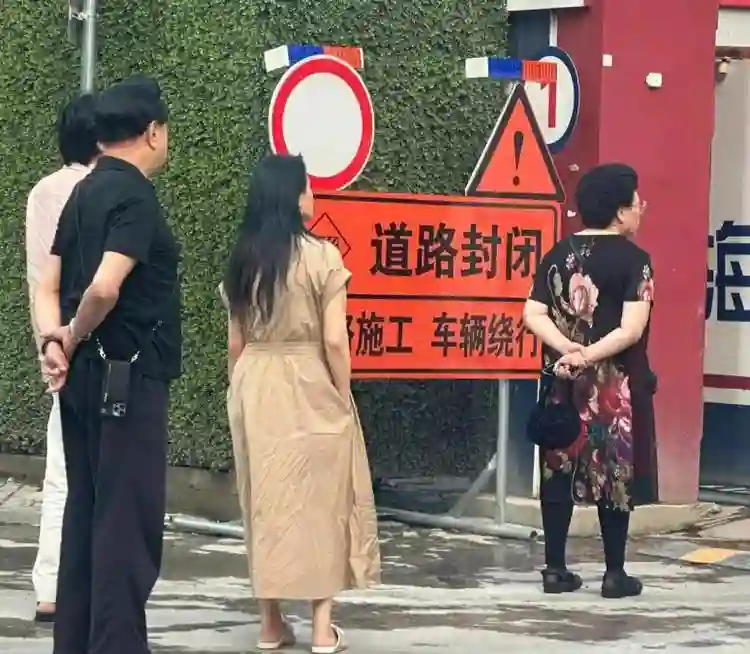 伊能静和秦昊出行，都穿着拖鞋，松弛随意，力破婚姻有变的传闻
