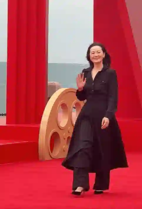 中国电影导演之夜：宋佳满分贵气，刘雨昕造型怪，周笔畅你穿的啥