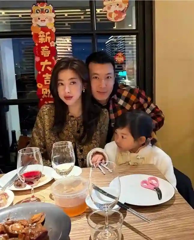 40岁朱珠回京晒美照！穿束腰蓝色连衣裙超美，3岁女儿开心到起飞