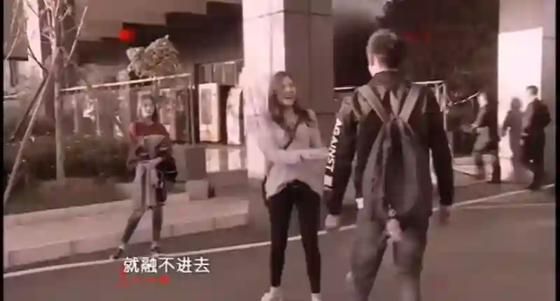 她不是实力很强么？怎么弹幕都在骂…