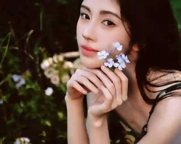 吊带<em>设计</em>衬雪肌，清纯感溢出屏幕