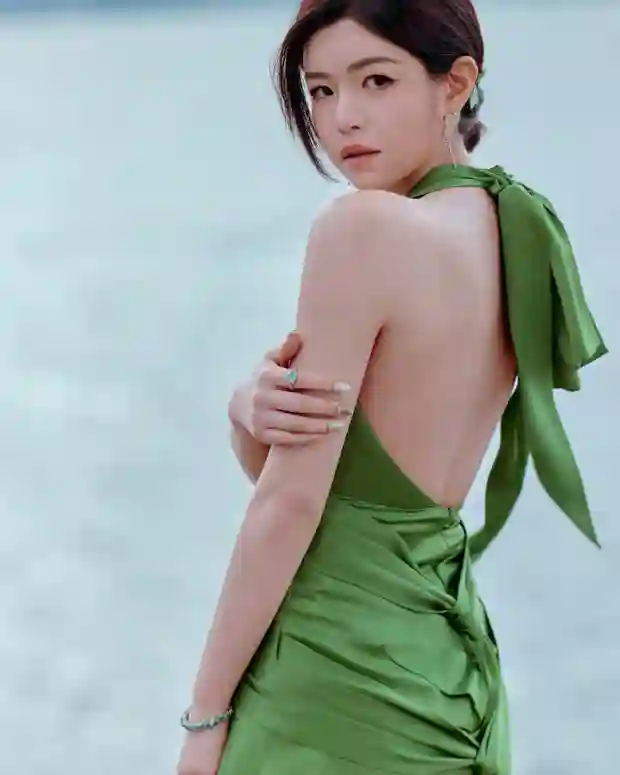 陈妍希洱海边漫步拍美照！穿绿色露背裙秀雪白肌肤吸睛