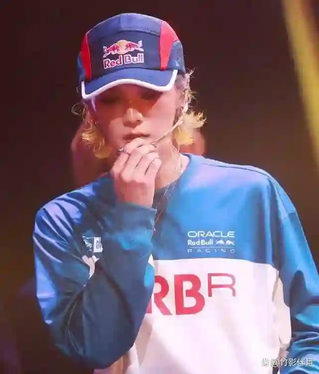 鹿晗关晓彤未分手！女方颁奖礼现鹿晗旧照，男方疑秀手机屏保合影