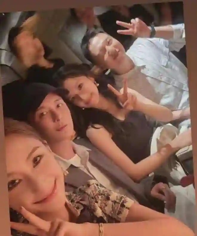 章泽天合影何超莲惹人怜，眉眼温柔像小白花，窦骁老婆嘴大气场强
