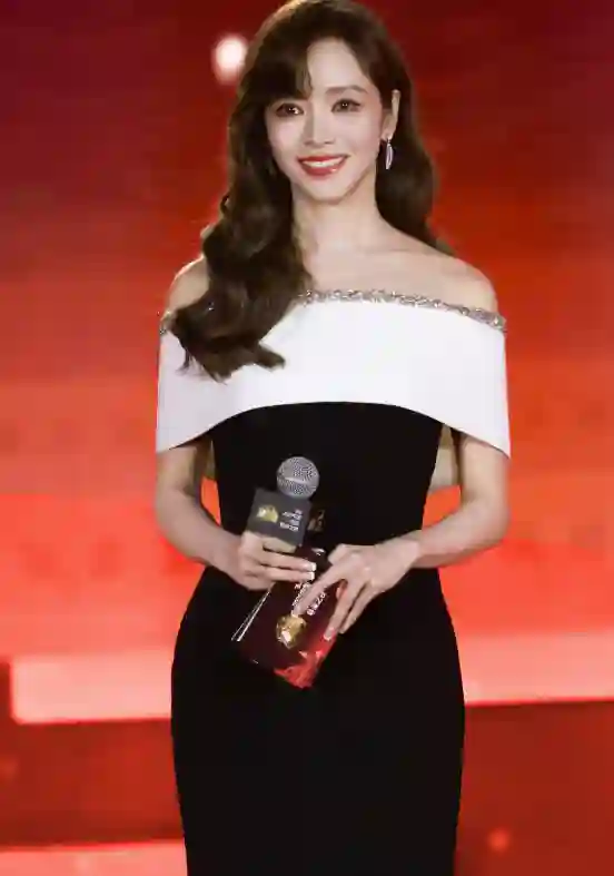 中国电影导演之夜：宋佳满分贵气，刘雨昕造型怪，周笔畅你穿的啥