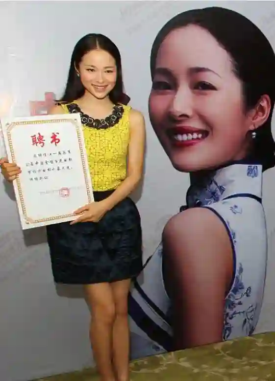 江一燕携夫走红毯，到处认干爹的茶艺大师，如今想靠浪姐“洗白”