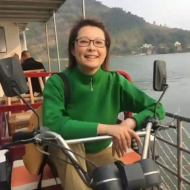 颜值回春惊艳全场，52岁袁立魅力不减，巴黎秀恩爱似少女