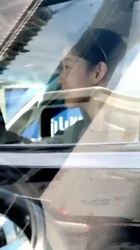 章泽天现身深圳湾，五官精致眼神清纯，素颜出镜少女十足