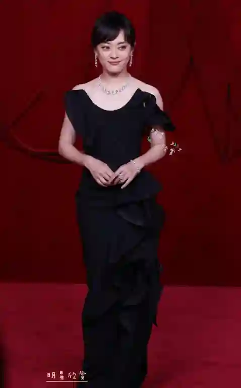 芭莎红毯镜头下的女星，真实堪比照妖镜，杨幂躲了，孙俪扛住了