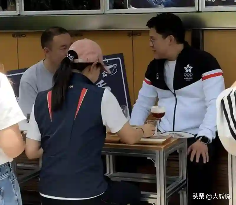 郭晶晶儿子罕见露脸，被夸外国帅哥范儿，跟妹妹三人共用一张脸