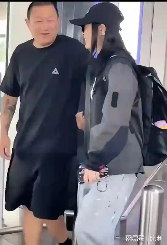 梅婷北京豪宅内景曝光，十个人住一栋别墅，屋里有些杂乱