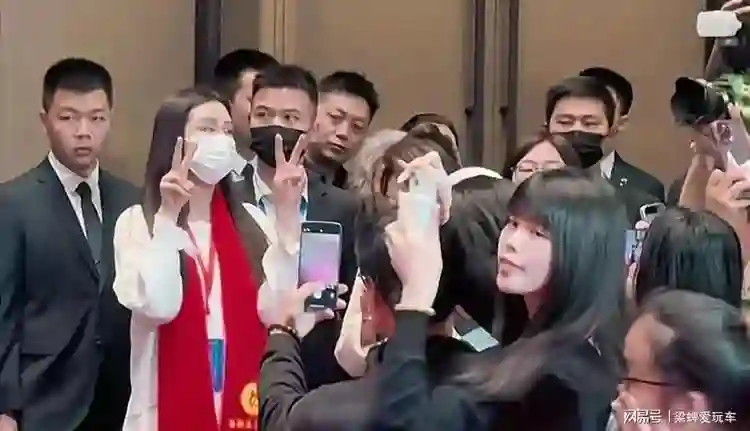 王祖贤亮相国际灸法大会，面相发福还有皱纹，怎么老成这样了？