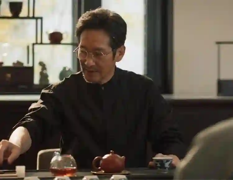 没儿没女没退路，王劲松苦熬30年，凭啥在演技圈“杀疯”了？