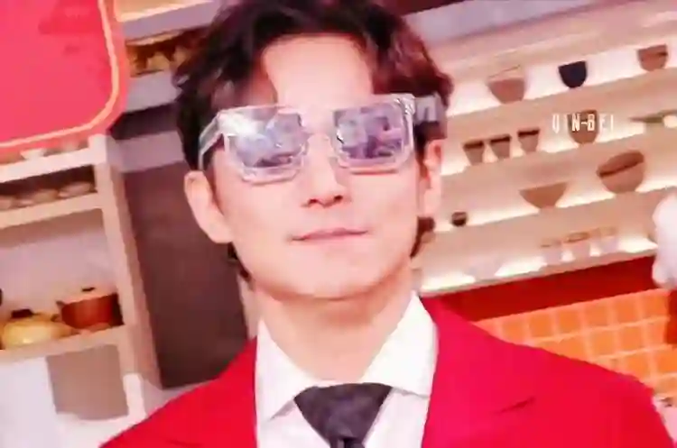 何炅与杨钰莹牵手现身街头，他们真的太不容易了！