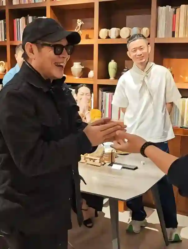62岁李连杰现身北京，穿着一身黑衣，面容苍老，身上充满了沧桑感