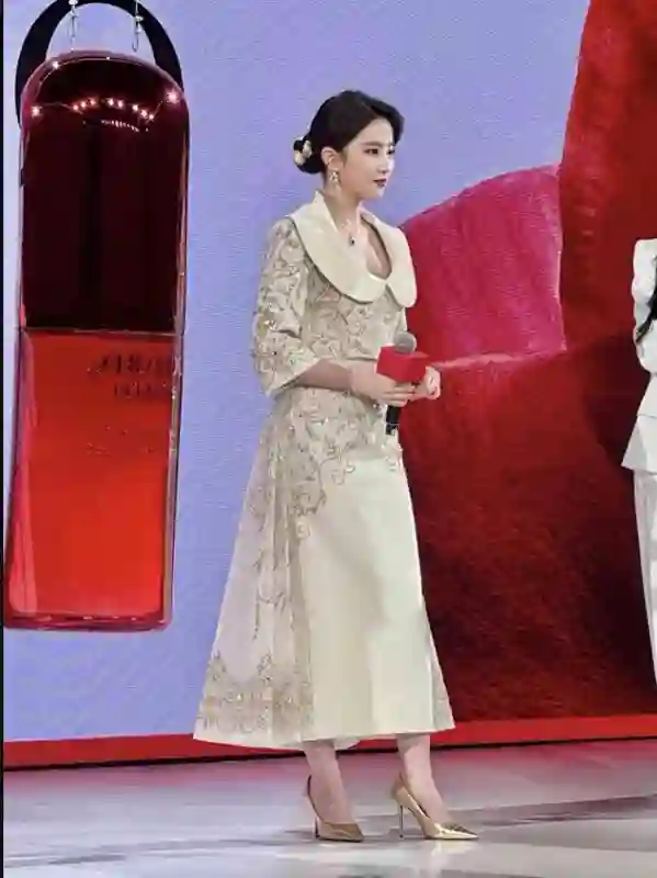 37岁刘亦菲高定亮相，皮肤白皙如瓷，珠圆玉润走路带风